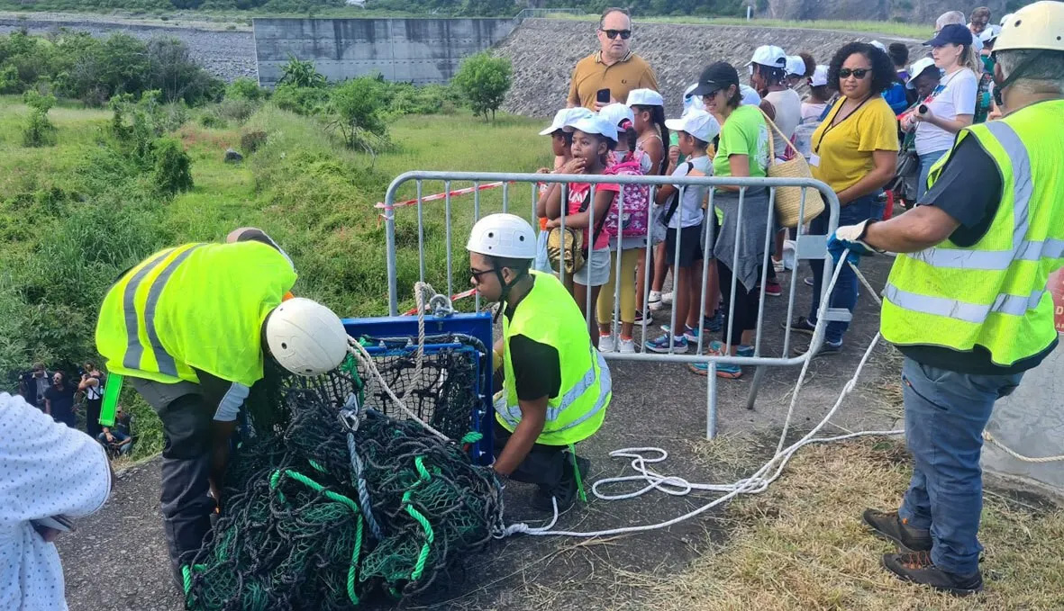 Préservons notre océan : un filet anti-déchet posé à la Rivière-des-Galets